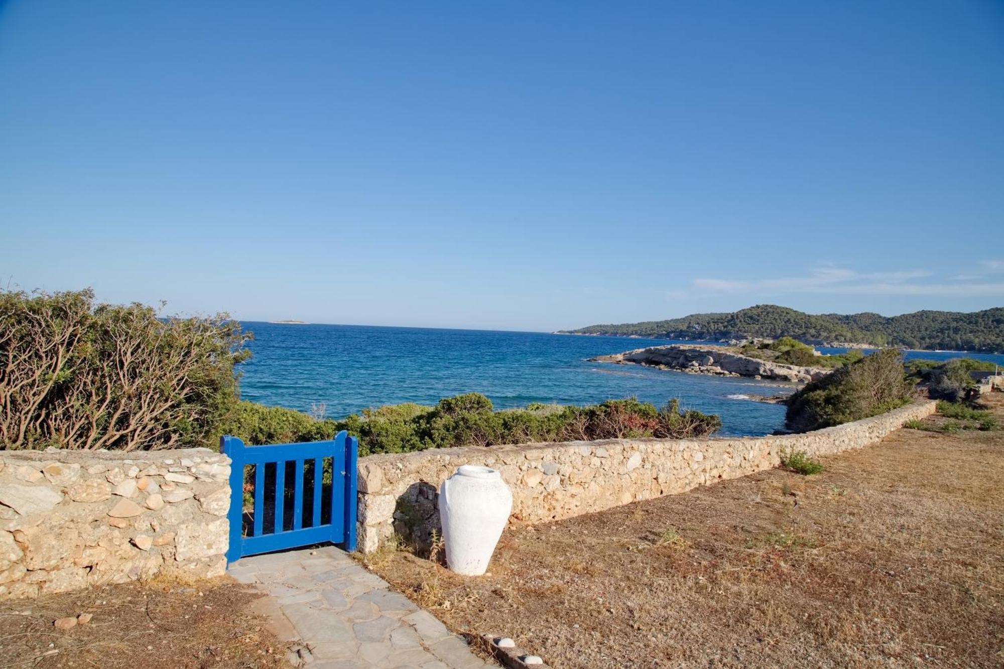 Aroura Homes 4Br Beachfront Villa Spétses Dış mekan fotoğraf