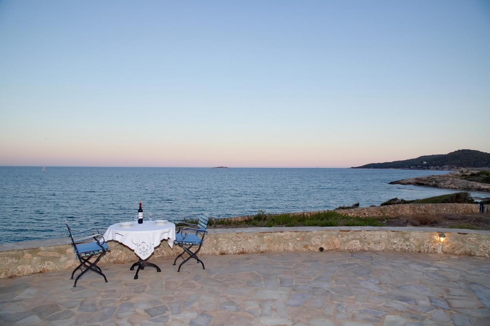 Aroura Homes 4Br Beachfront Villa Spétses Dış mekan fotoğraf